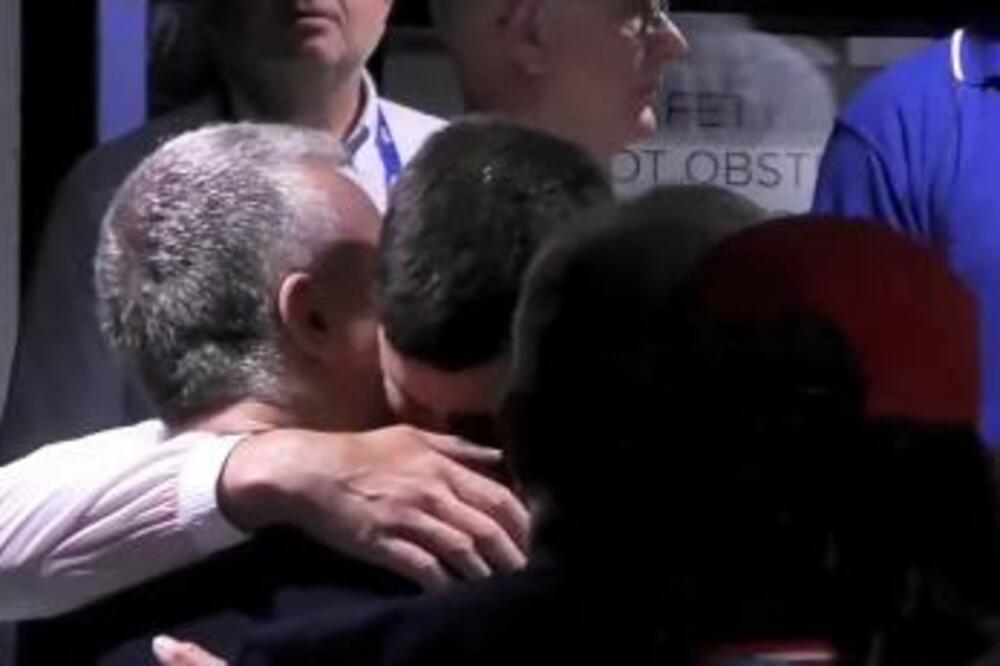 SRĐANOV I NOVAKOV ZAGRLJAJ OBIŠAO SVET: Ne može im niko ništa! (VIDEO)