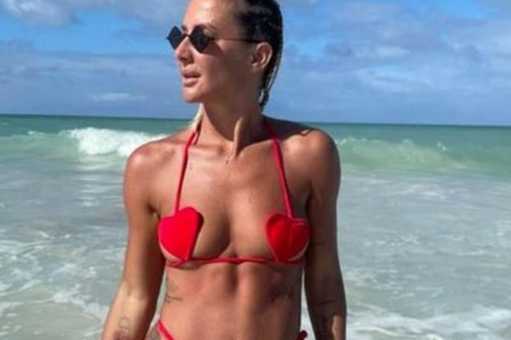 NE PRESTAJE SA GOLOTINJOM: Otišla korak dalje i TRAČICAMA PREKRILA INTIMU, dovela sve do GRANICE PUCANJA