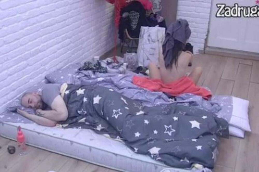 ANĐELA ĐURIČIĆ SE BEZ STIDA I SRAMA POTPUNO SKINULA: Šetala po kući BEZ ODEĆE, gledaoci NE ZNAJU ŠTA IH JE SNAŠLO