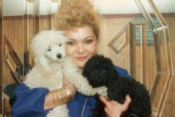 DANAS JE DRUGA ŽENA, STALNO JE GLEDATE NA TELEVIZIJI: Da li PREPOZNAJETE POZNATU DAMU sa fotografije?