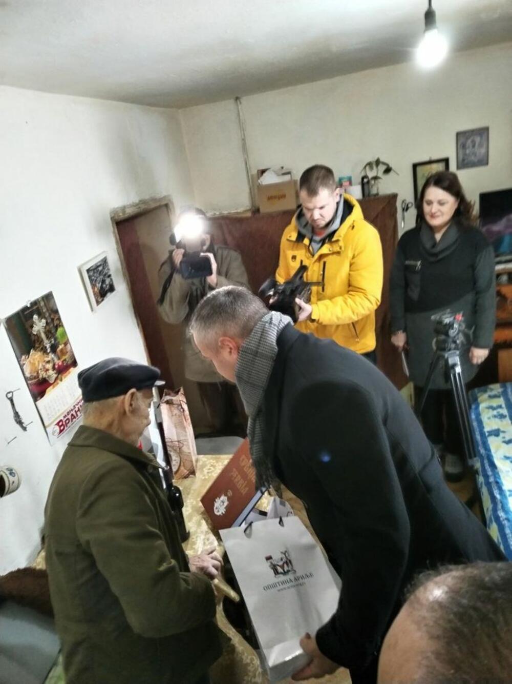 Deda Živan prima poklon