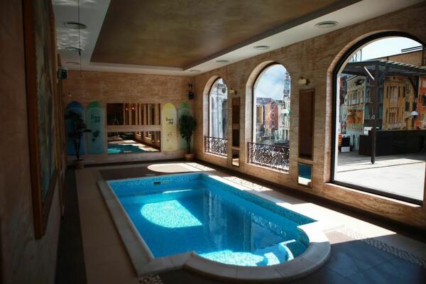 EVO KAKO DANAS IZGLEDA VILA "PAROVA": Pravi RASPAD, kao da NIKO NIJE ŽIVEO, zgrozićete se od PRIZORA