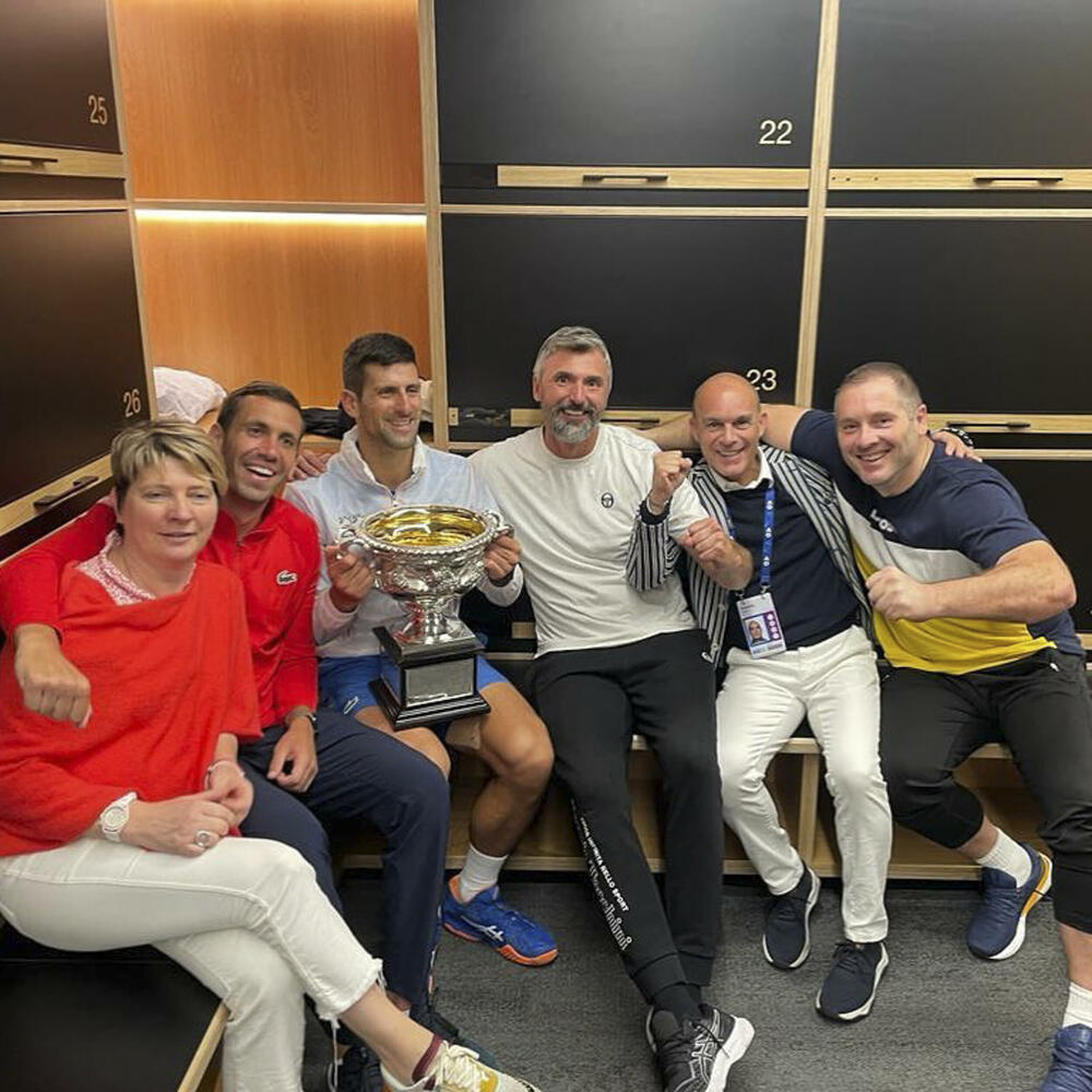 Novakov tim sa peharom Australijan opena