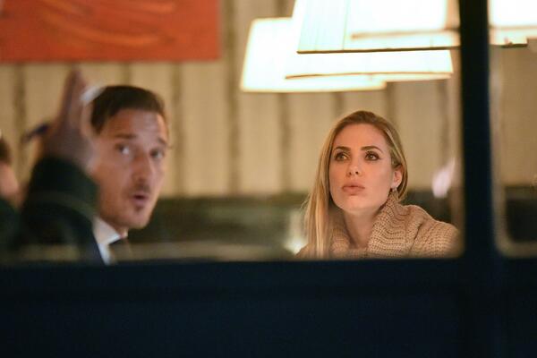 ITALIJANU NEĆE BITI DOBRO: Totijeva bivša uživa posle razlaza sa legendarnim fudbalerom! (FOTO)