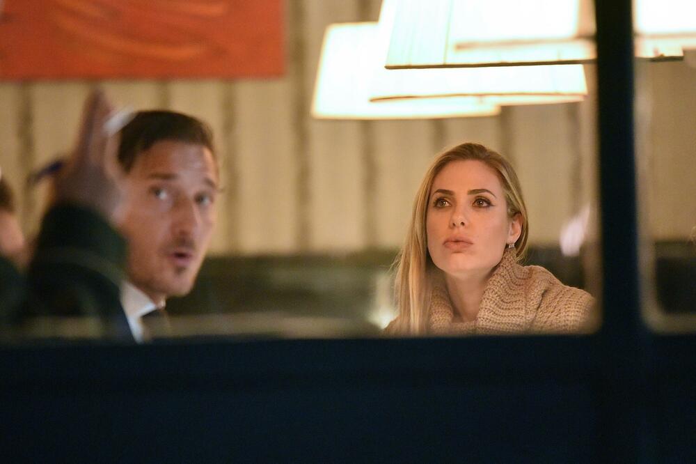 ITALIJANU NEĆE BITI DOBRO: Totijeva bivša uživa posle razlaza sa legendarnim fudbalerom! (FOTO)