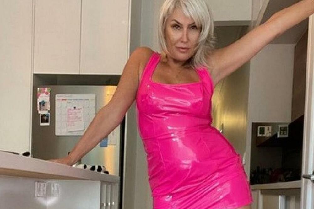 BLIŽI SE SEDMOJ DECENIJI ŽIVOTA, A IZGLEDA KAO DA JOJ JE 20 GODINA: Viktoriju zovu NAJPOŽELJNIJOM BAKOM (FOTO)