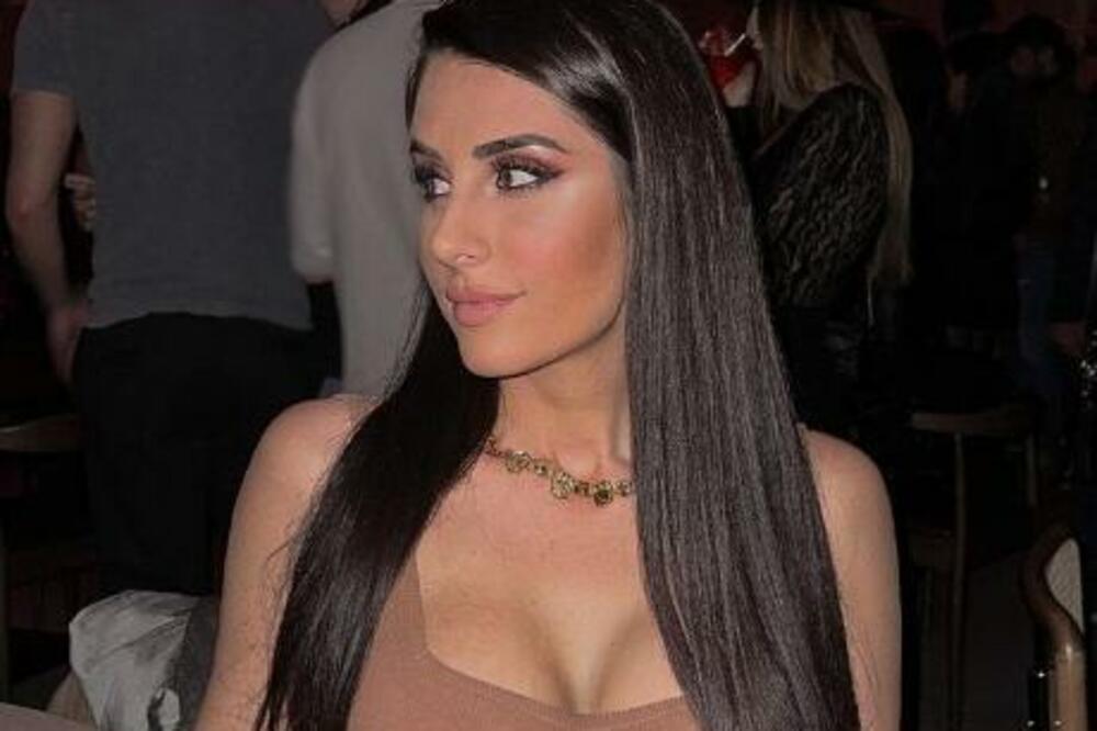 NAJZGODNIJA KOŠARKAŠICA SE (OPET) SLIKALA GOLA: Sve se vidi! (FOTO)