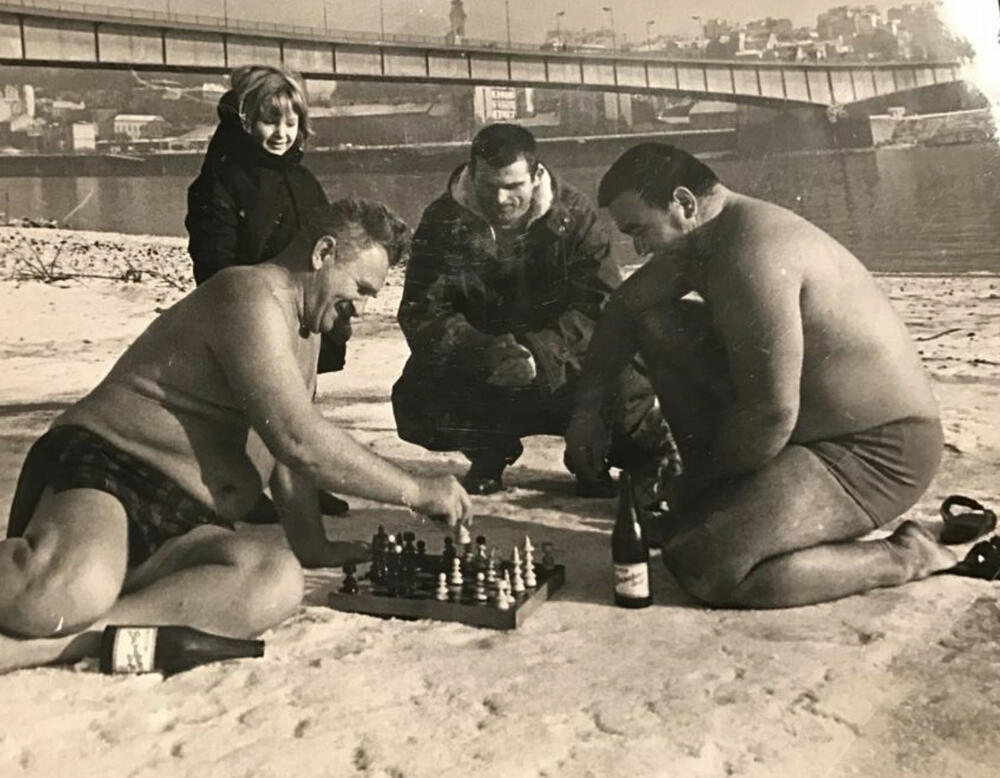 Čika Ćira igra šah sa prijateljima
