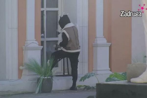 RAZBILA PROZOR I POKUŠALA DA POBEGNE IZ ZADRUGE: Anđela Đuričić ne može da PODNESE Anu Zvezdanovu