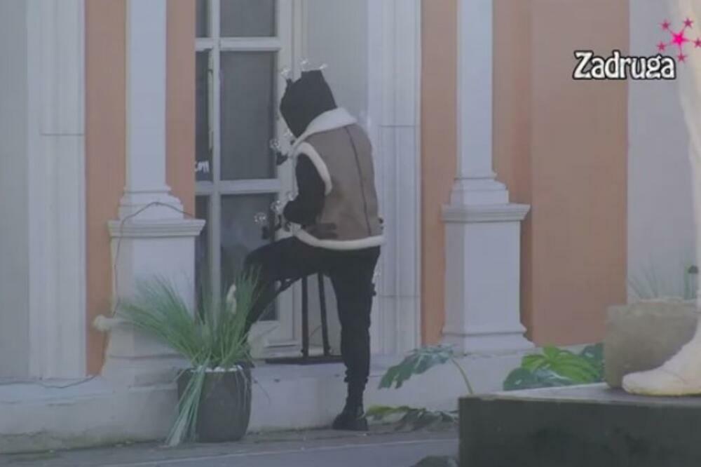 RAZBILA PROZOR I POKUŠALA DA POBEGNE IZ ZADRUGE: Anđela Đuričić ne može da PODNESE Anu Zvezdanovu