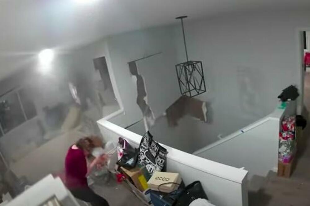 STENČUGA PROLETELA KROZ KUĆU, ŽENA ZA DLAKU IZBEGLA SMRT: Da je napravila samo jedan korak bilo bi KOBNO (VIDEO)