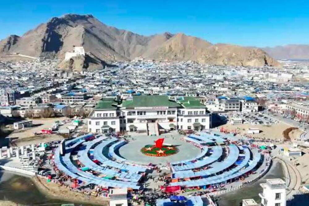 Pogled na pijacu novogodišnje robe u tibetanskom području Žikaze (VIDEO)