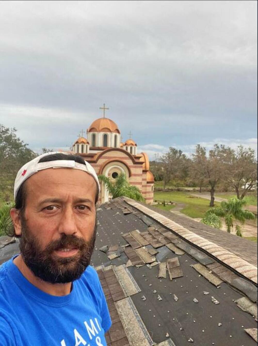 Saša Đurđević ispred crkve