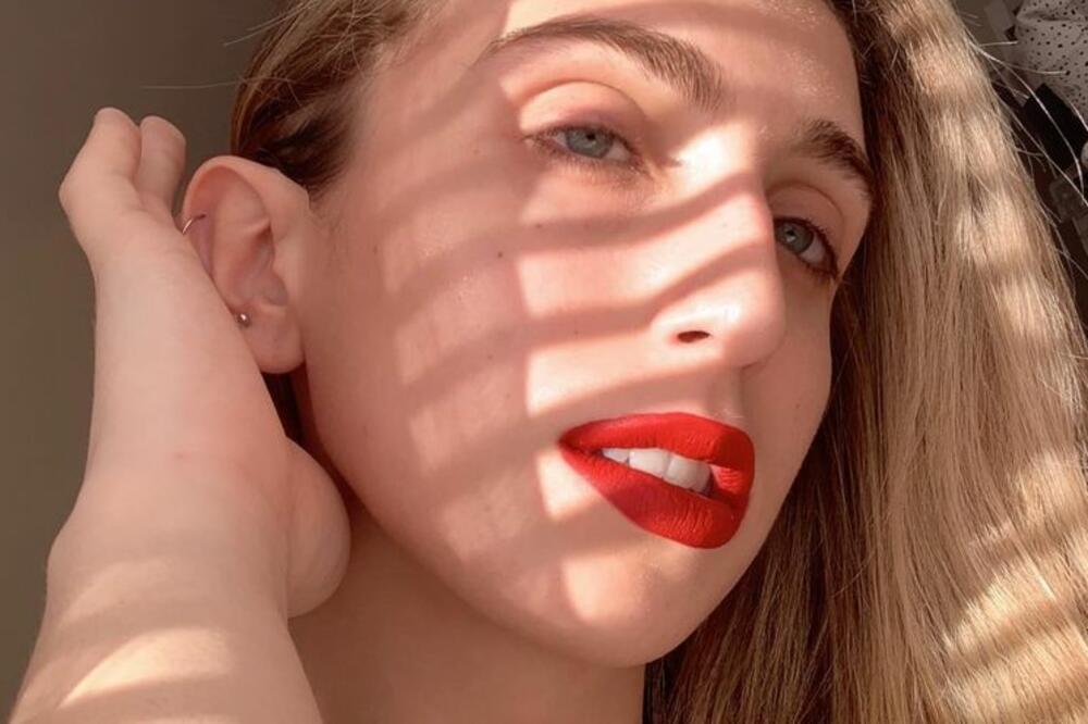 "ŽELELA SAM DA BUDU MRTVI": Ubila OCA i izbola SESTRU zbog BIZARNOG RAZLOGA, nakon zločina dala JEZIVO PRIZNANJE