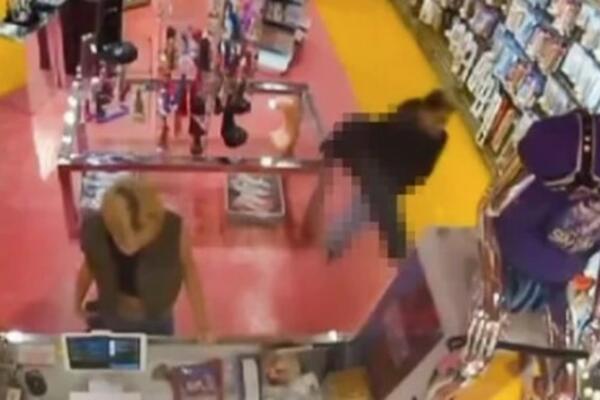 PIJANAC UPAO U KNJIŽARU, PA ZAPOSLENE OSTAVIO U ČUDU: U javnost ISPLIVALO šta je radio PRED SVIMA, SRAMOTA VIDEO