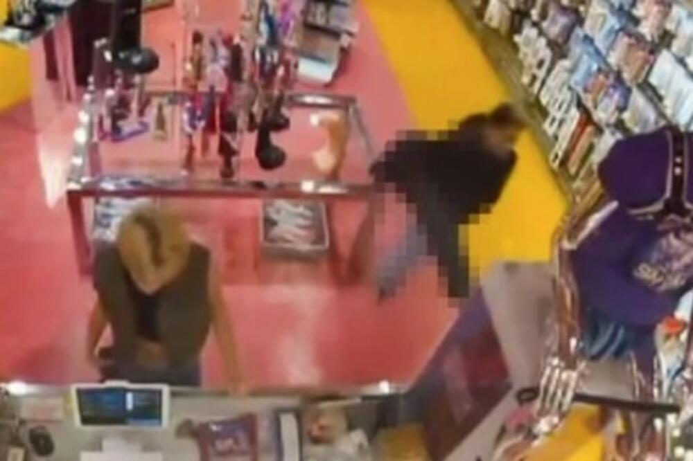 PIJANAC UPAO U KNJIŽARU, PA ZAPOSLENE OSTAVIO U ČUDU: U javnost ISPLIVALO šta je radio PRED SVIMA, SRAMOTA VIDEO