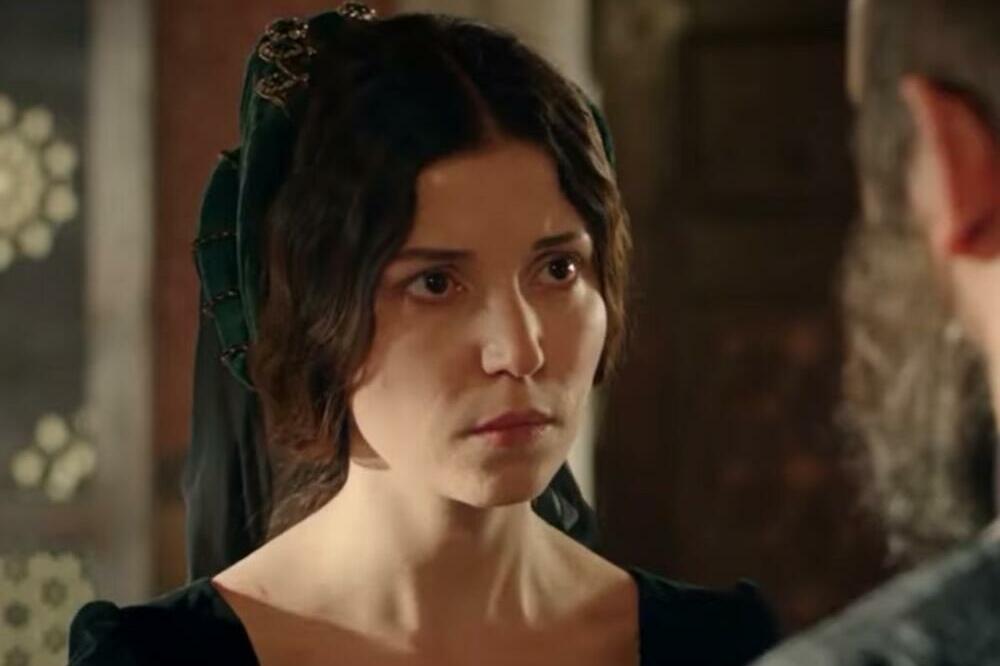 SULTANIJA HATIDŽE SE SKROZ PROMENILA: Turska glumica uopšte NE IZGLEDA ISTO, pogledajte joj samo BOJU KOSE (FOTO)