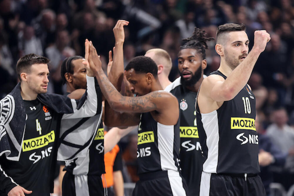 PARTIZAN SE POIGRAVAO SA ASVELOM! Navijači uživali, sjajno zagrevanje za teško gostovanje! (FOTO)