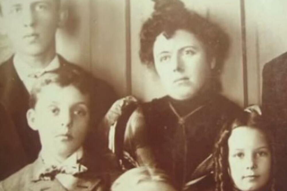 EVO ZAŠTO NE SMETE DRŽATI SLIKE UMRLIH U SVOJOJ KUĆI: Ono što će se desiti ŽIVIMA je zastrašujuće (VIDEO)