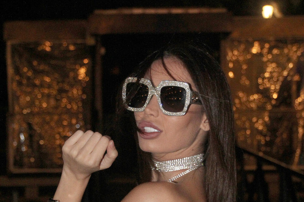 ŽENO, DA LI JE MOGUĆE DA SI TOLIKE PARE PUKLA ZA JEDNU STVAR? Ljudi FRAPIRANI nakon ovog saznanja, NIJE ŠTEDELA