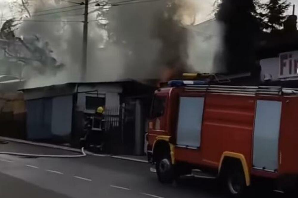 GORI NA OKRETNICI TROLEJBUSA: Plamen se RAZBUKTAO!