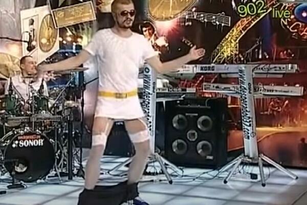 DA LI SE SEĆATE SKANDALOZNOG NASTUPA U EMISIJI? Pevač u HALTERIMA i bez GAĆA, reakcija PRISUTNIH zapanjuje (FOTO)