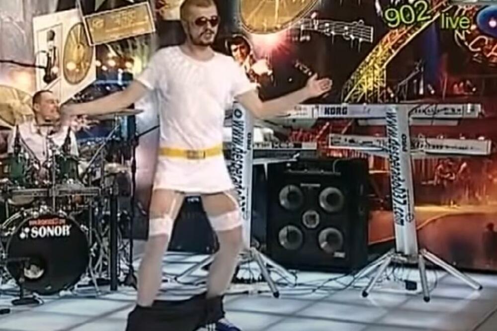 DA LI SE SEĆATE SKANDALOZNOG NASTUPA U EMISIJI? Pevač u HALTERIMA i bez GAĆA, reakcija PRISUTNIH zapanjuje (FOTO)