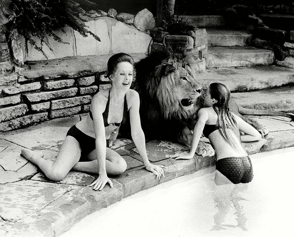 Tipi Hedren sa ćerkom Melani Grifti i kućnim ljubimcem - lavom Nilom