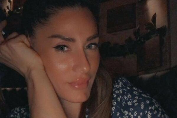 NEPREPOZNATLJIVA ANA ĆURČIĆ PRE ESTETSKIH KOREKCIJA! Tamna kosa i TANKE USNE: Da li biste je PREPOZNALI?