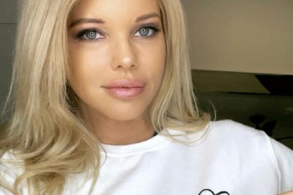 NAPUNILA 55, A ZBOG OVOG IMA TELO 20-GODIŠNJAKINJE: Ljudi gledaju u njene SLIKE, zar je ovo MOGUĆE U 6. DECENIJI?