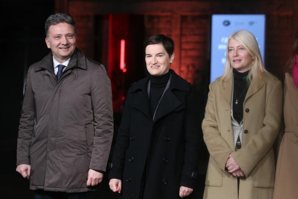 GDE IDEJE I INSPIRACIJA STVARAJU BUDUĆNOST: Premijerka Brnabić sa ministrima o projektu Ložaonica