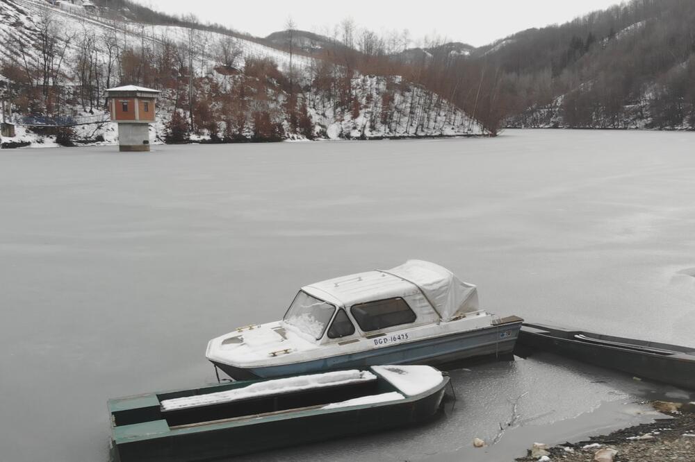 OVO JEZERO JE NAJVEĆA MISTERIJA U DRAGAČEVU: Dok se jedni u njemu KUPAJU, drugi ga zaobilaze iz 1 razloga (FOTO)