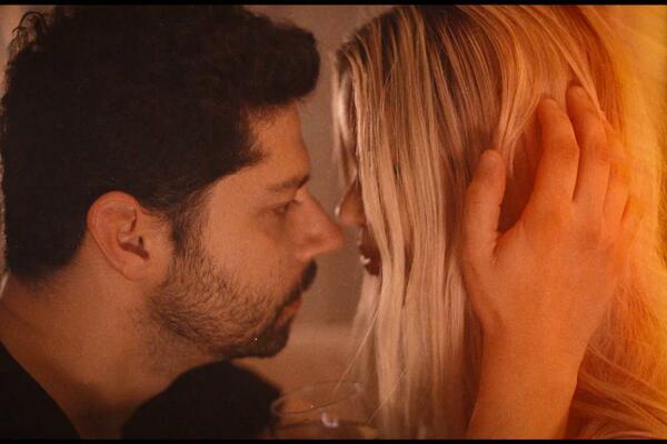 PESMA KOJA ĆE VAS KATAPULTIRATI U MLADOST: Poslušajte premijerno novi singl Šejna!