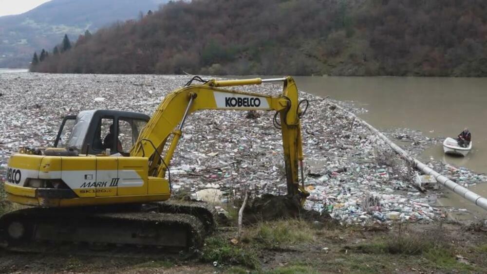 Čišćenje smeća u reci Lim