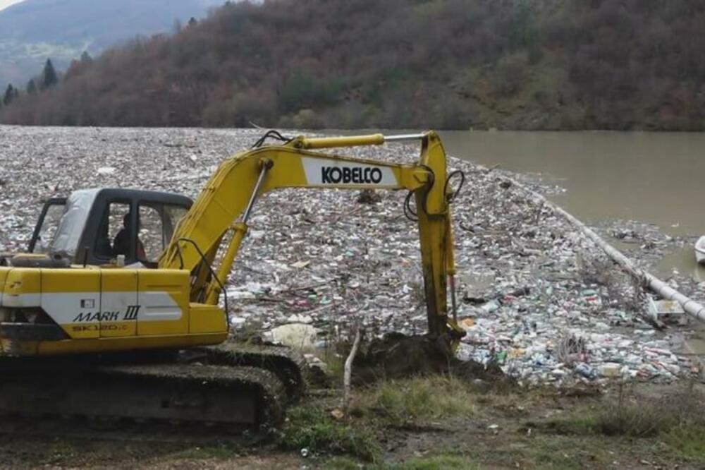 NAŠA TURISTIČKA DESTINACIJA ZBOG SMEĆA POSTAJE OBIČNO RUGLO: Limom plovi OTPAD, prizor je prilično odvratan