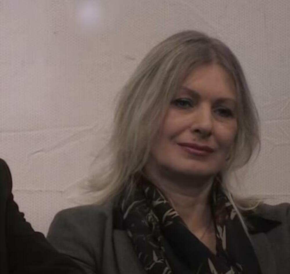 Uživa u braku sa književnikom Draganom Jovanovićem Danilovom i sinom Lukom.