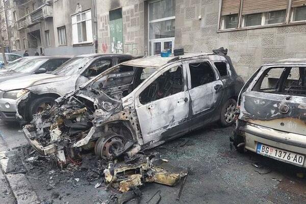 ZEMUNCI JUTROS ZATEKLI ŠOK PRIZOR! Od automobila ostala samo šasija, još nekoliko ih izgorelo (FOTO)