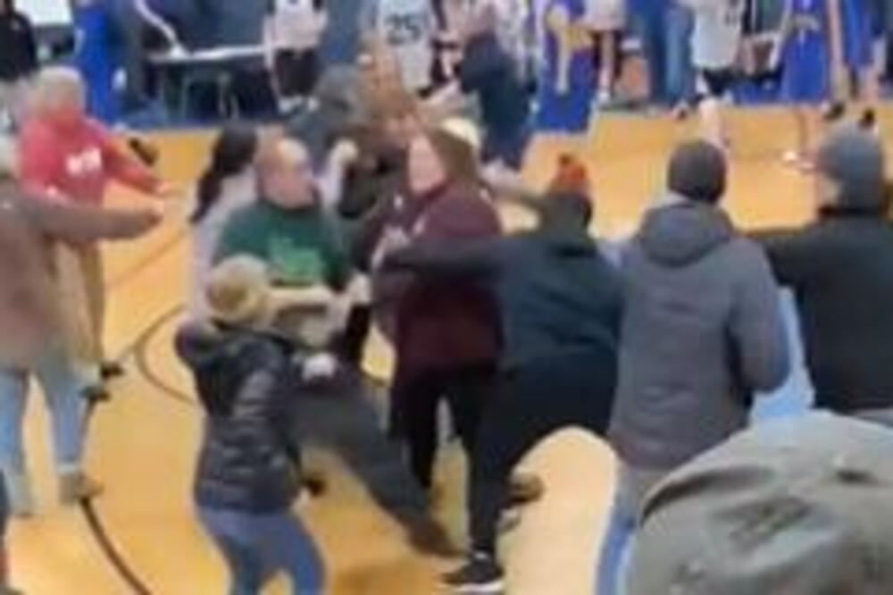 "ŠTA NIJE U REDU S OVOM DRŽAVOM?" Roditelji se potukli na utakmici osnovaca - jedan preminuo! (VIDEO)