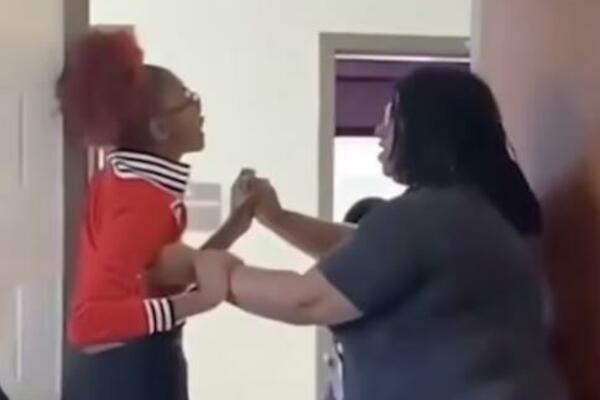 UČENICA NAPALA NASTAVNICU U ŠKOLI PRED SVIMA: Isplivao CEO SNIMAK, đaci sve GLEDALI (VIDEO)