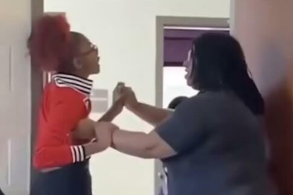 UČENICA NAPALA NASTAVNICU U ŠKOLI PRED SVIMA: Isplivao CEO SNIMAK, đaci sve GLEDALI (VIDEO)