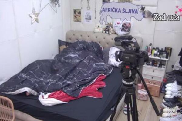 SROZALI SE SKROZ I UBACILI U PETU BRZINU: Akcijali bez SRAMA 2 MINUTA ispred KAMERE, samo za PUNOLETNE (VIDEO 18+)