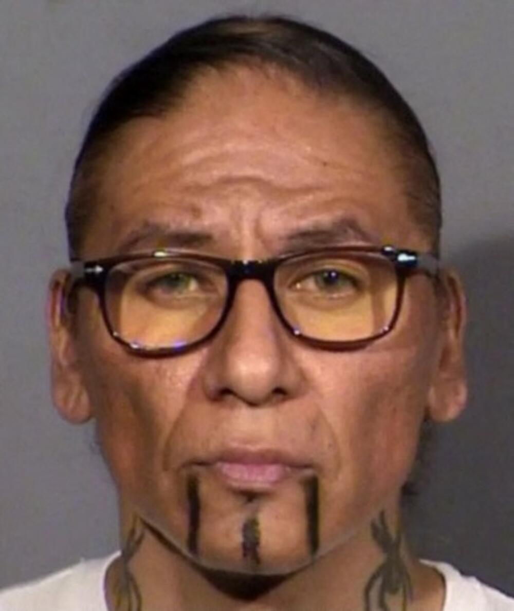GHlumac je sada viđen prvi put od hapšenja na fotografiji koja prikazuje njegovu tetovažu na licu Indijanaca i naočare.
