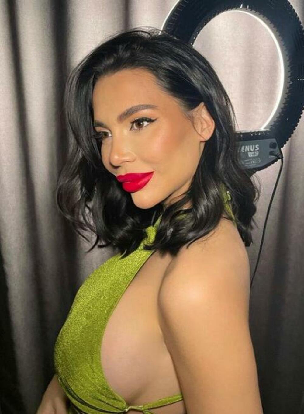 Deluje da brak Heleni jako prija i da zajedno sa svojim izbranikom uživa u luksuzu.