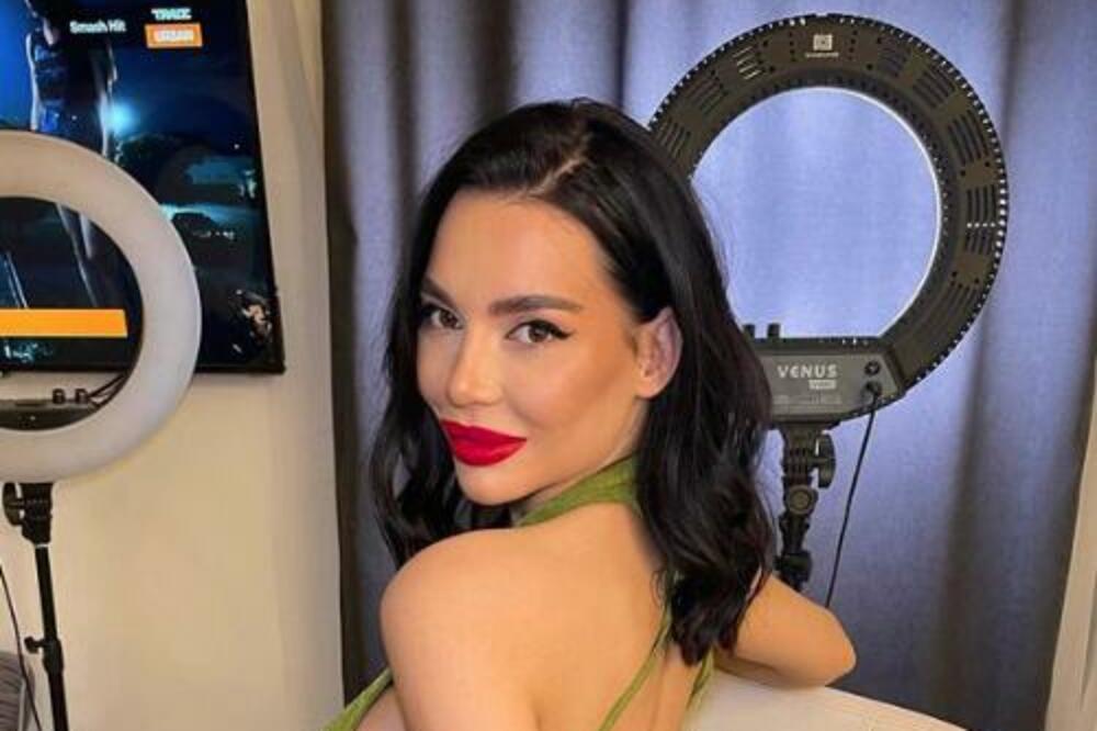 HELENA TOPALOVIĆ ZAVODLJIVA I U TRUDNOĆI: Podigla majicu i POKAZALA STOMAK, zasenila sve pred POROĐAJ