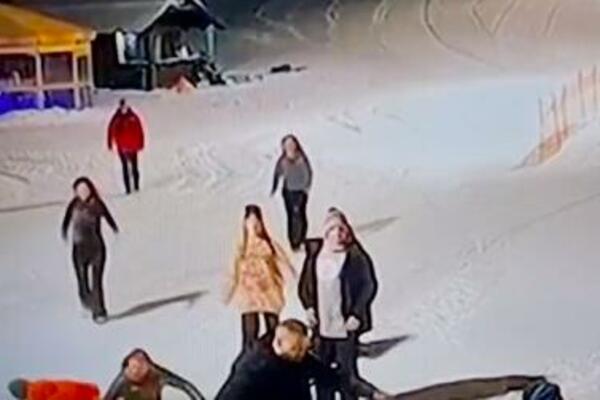 BRUTALNA TUČA NA SKI-STAZI: Sevaju pesnice, ne zna se ko koga mlati! (VIDEO)