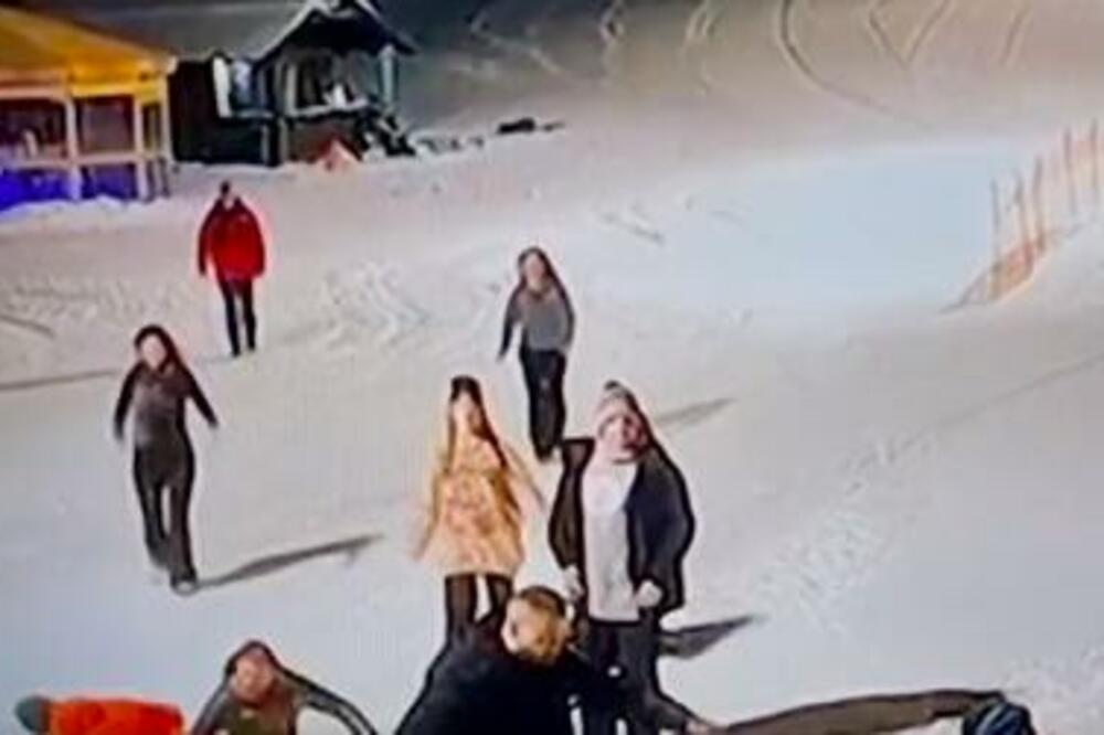 BRUTALNA TUČA NA SKI-STAZI: Sevaju pesnice, ne zna se ko koga mlati! (VIDEO)