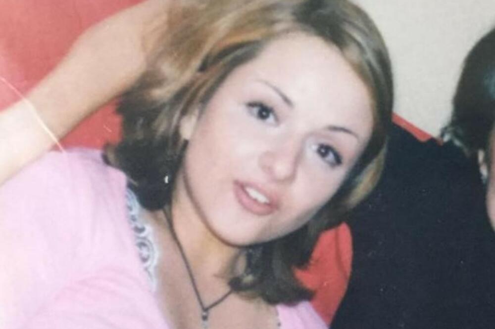 DA LI ZNATE KO JE DEVOJČURAK SA FOTKE? Danas je ZAVODLJIVA PLAVUŠA, pred kojom mnogi padaju na KOLENA