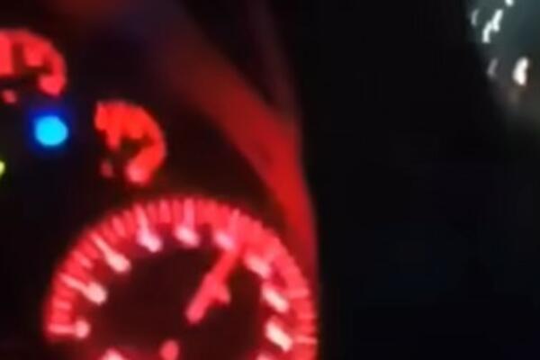 (UZNEMIRUJUĆI VIDEO) Isplivao snimak pred STRAVIČNU NESREĆU U GRADIŠKI: Usnimljen momenat ZAKUCAVANJA U STUB, UŽAS!