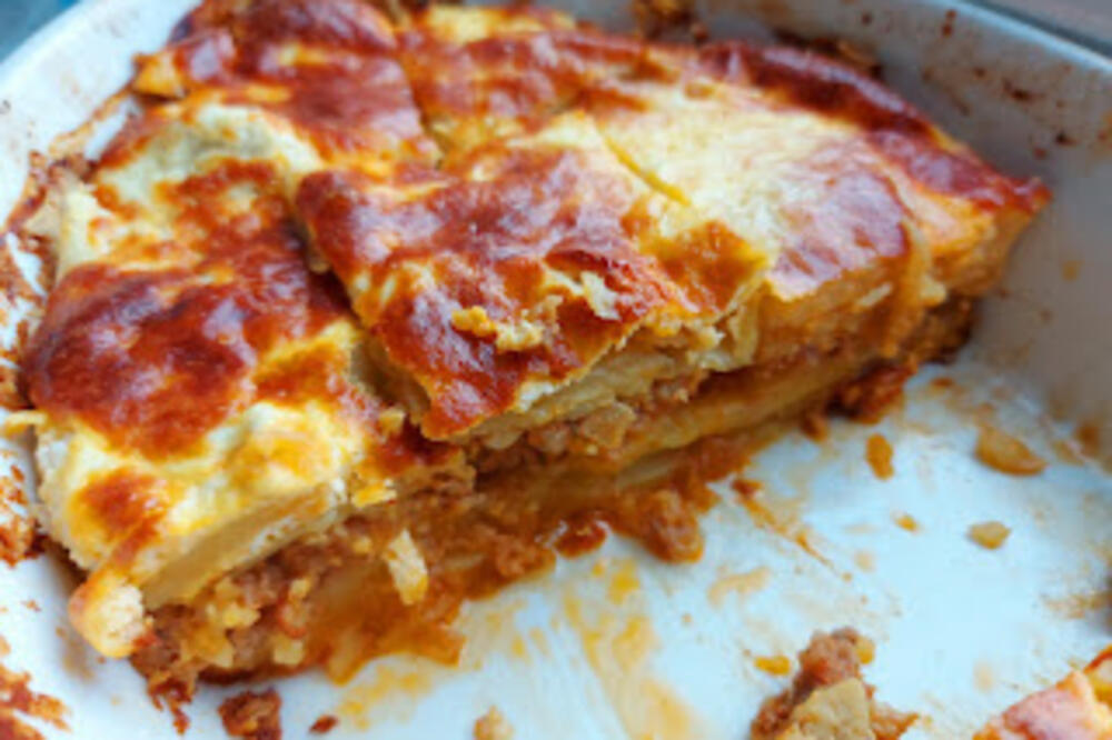 MUSAKA KOJA ĆE VAS RASPAMETITI, SPREMA SE NA SKROZ DRUGI NAČIN: Tajna je u 1 SASTOJKU koji već imate u kuhinji