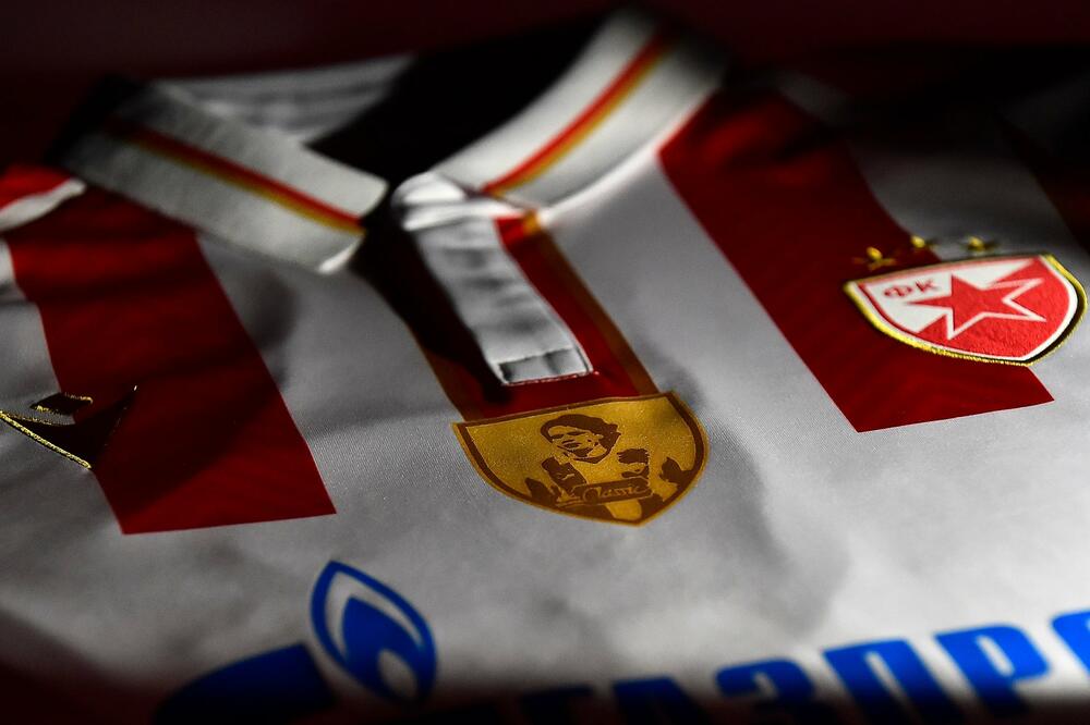 NEPONOVLJIVI DRES ZA NEPONOVLJIVOG MIHU: Zvezda dizajnirala specijalnu garnituru za oproštaj od Siniše (FOTO)